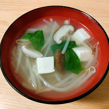 小松菜としいたけともやしと豆腐のスープ