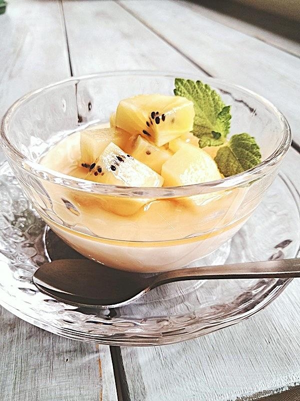 器に盛られたエルダーフラワーのヨーグルト寒天