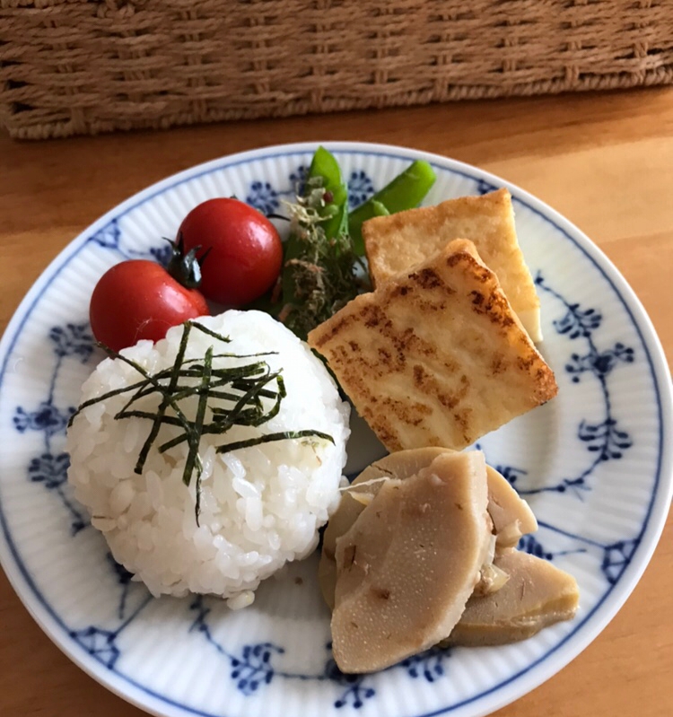 刻み海苔おむすびの朝ごはんプレート