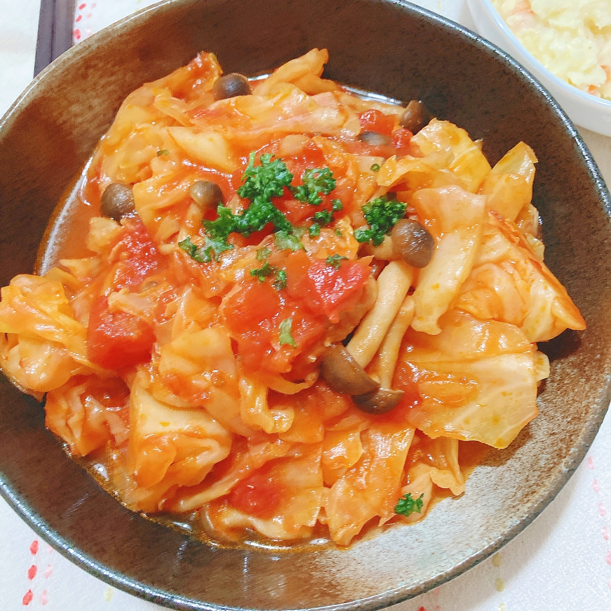 鶏肉としめじとキャベツのトマト煮