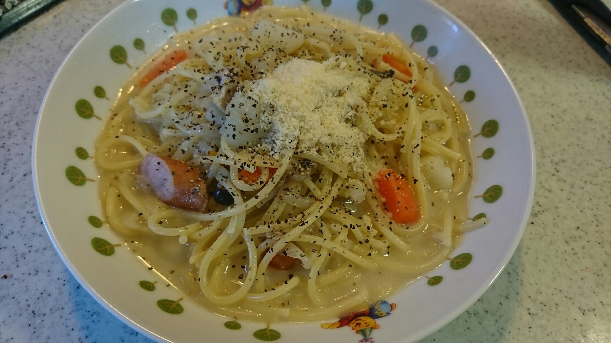 白い皿に盛られたポトフリメイクパスタ