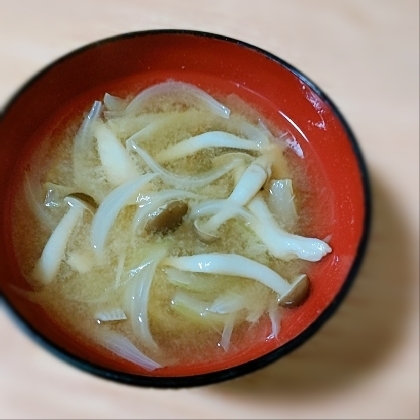 しめじとたまねぎの味噌汁（昆布だし）