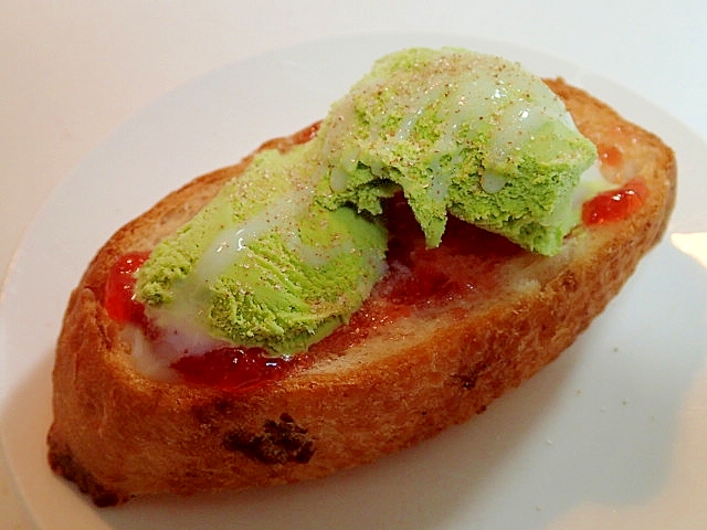苺ジャムと抹茶アイスのフランスパン