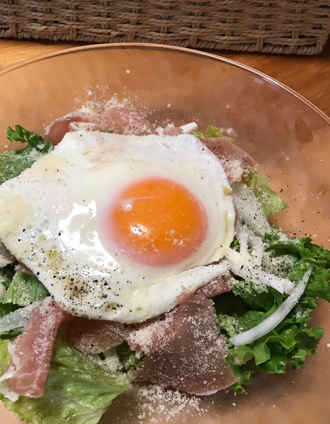 サニーレタスと新玉ねぎ、生ハムの目玉焼きサラダ