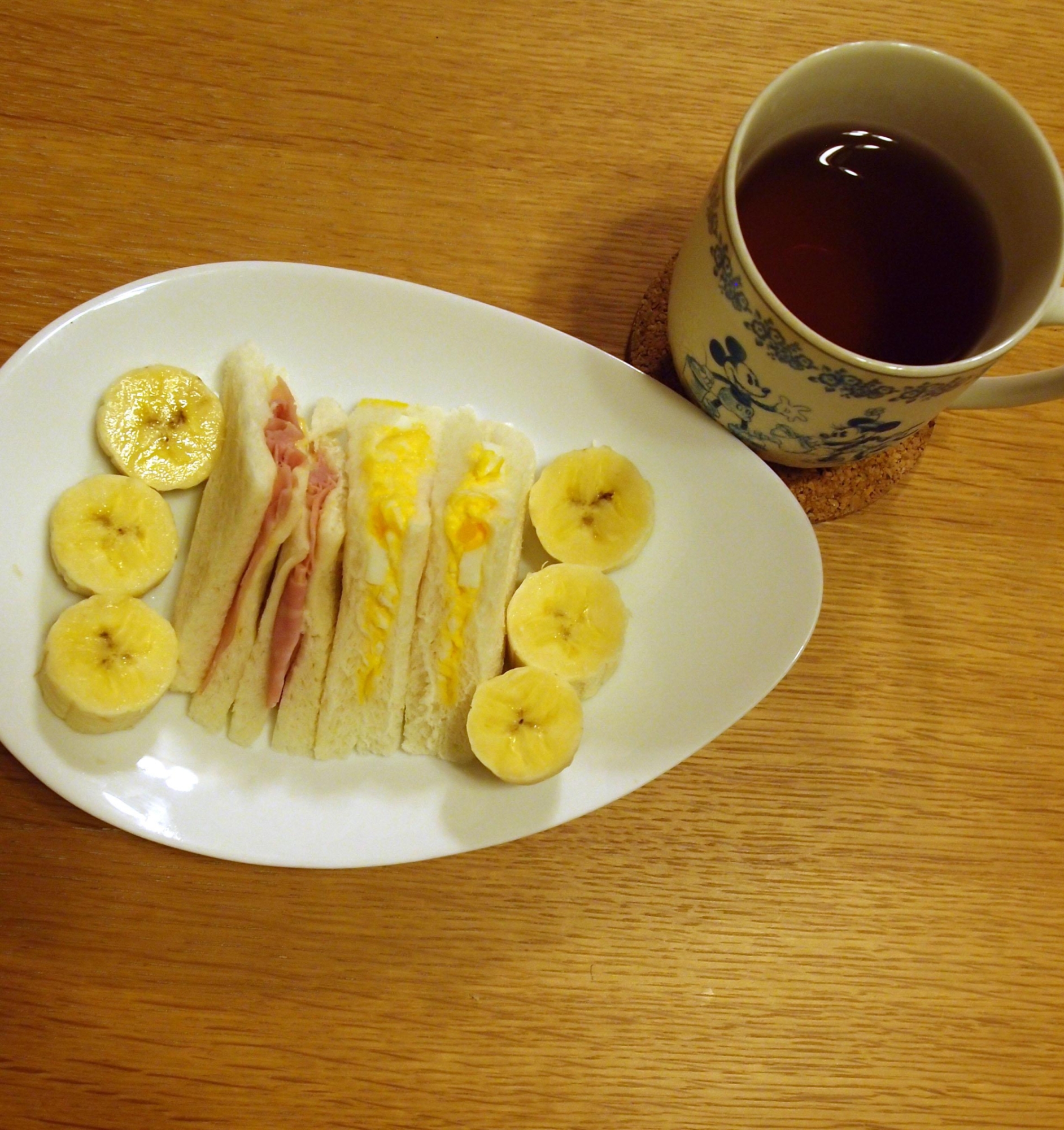 玉子サンドとハムサンドとバナナと紅茶のランチ