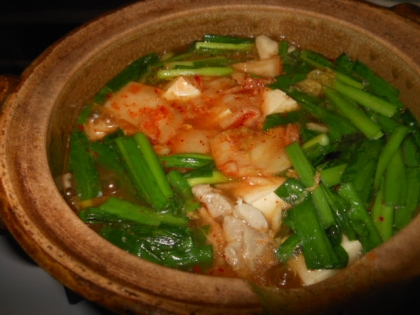 土鍋で作ろ❤ニラと豆腐とキムチと鶏の旨辛鍋❤