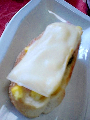 「魚肉ソーセージ&コーンのチーズトースト」