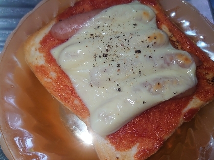 ケチャ/ペッパーで　ウインナーとチーズのトースト