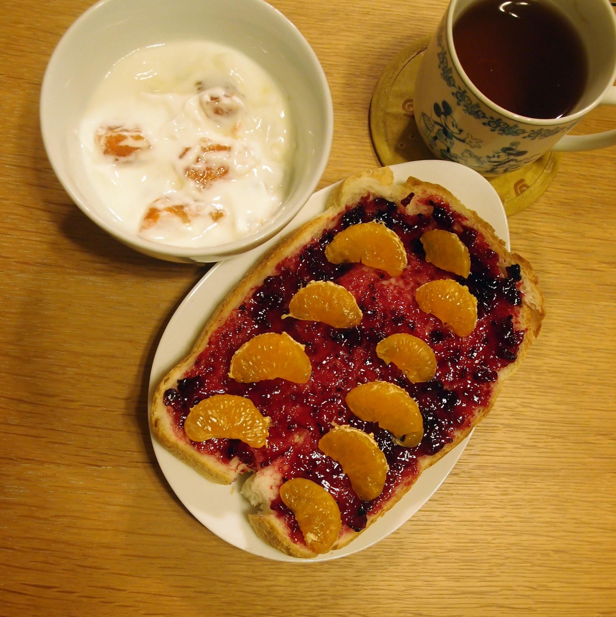 ジャム蜜柑パンと柿＆レーズンヨーグルトと紅茶の朝食