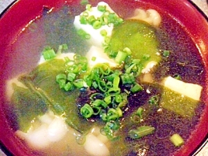 ブナピーと豆腐とワカメのスープ