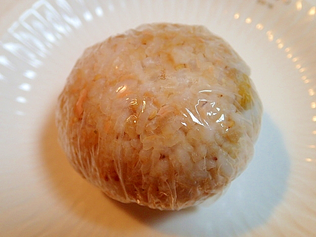 北海道　「秋鮭のムニエルとごまのマヨ醤油おにぎり」