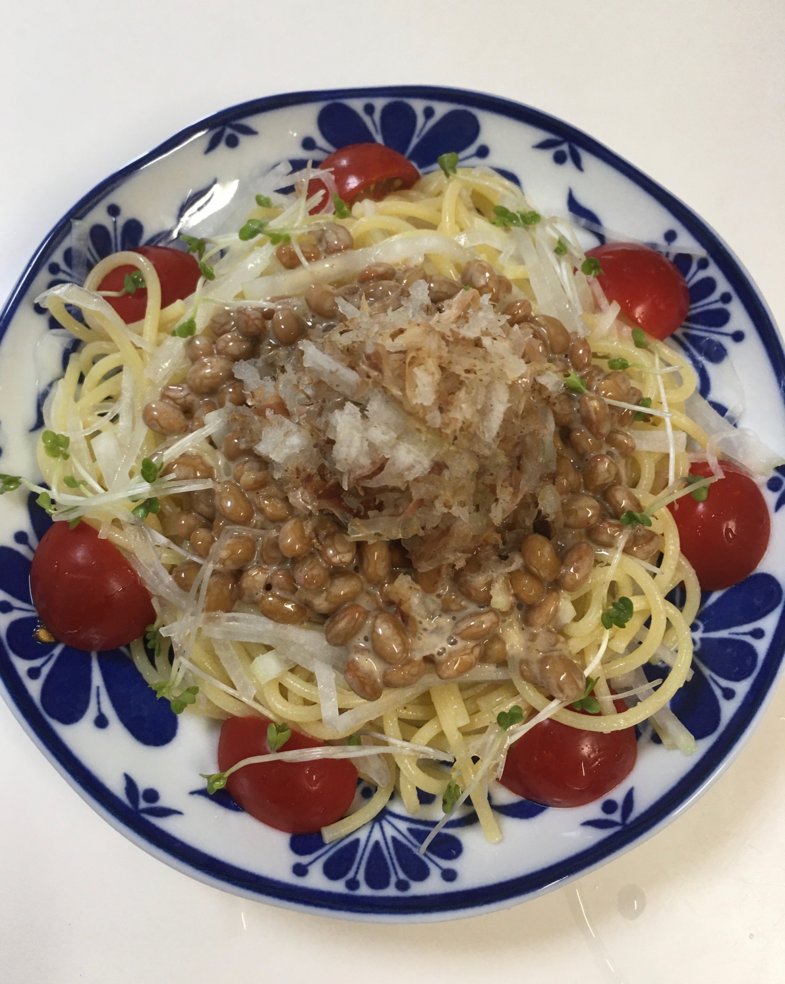 千切り大根でカサ増♪大根おろしと納豆のレンジパスタ