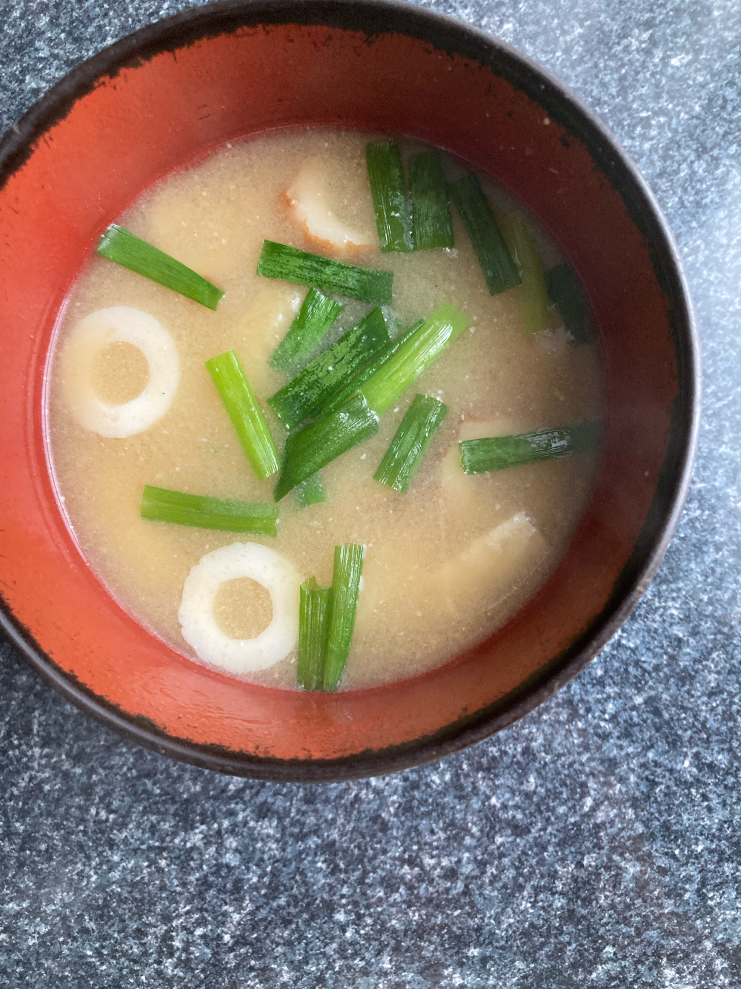にらとちくわと油揚げの味噌汁