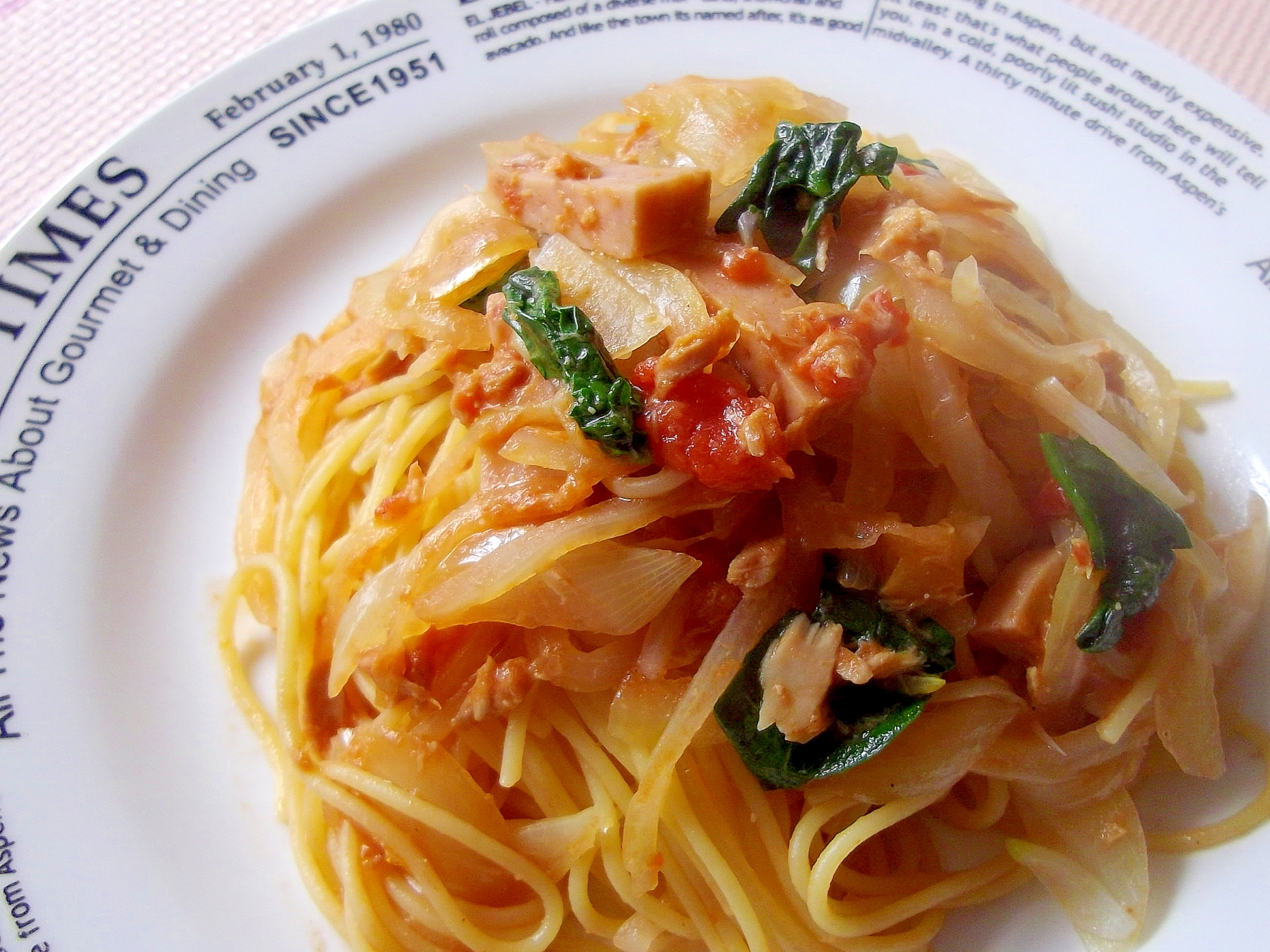 白い丸皿に盛り付けたツナトマトの味噌パスタ