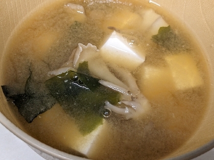 豆腐と舞茸とわかめの味噌汁