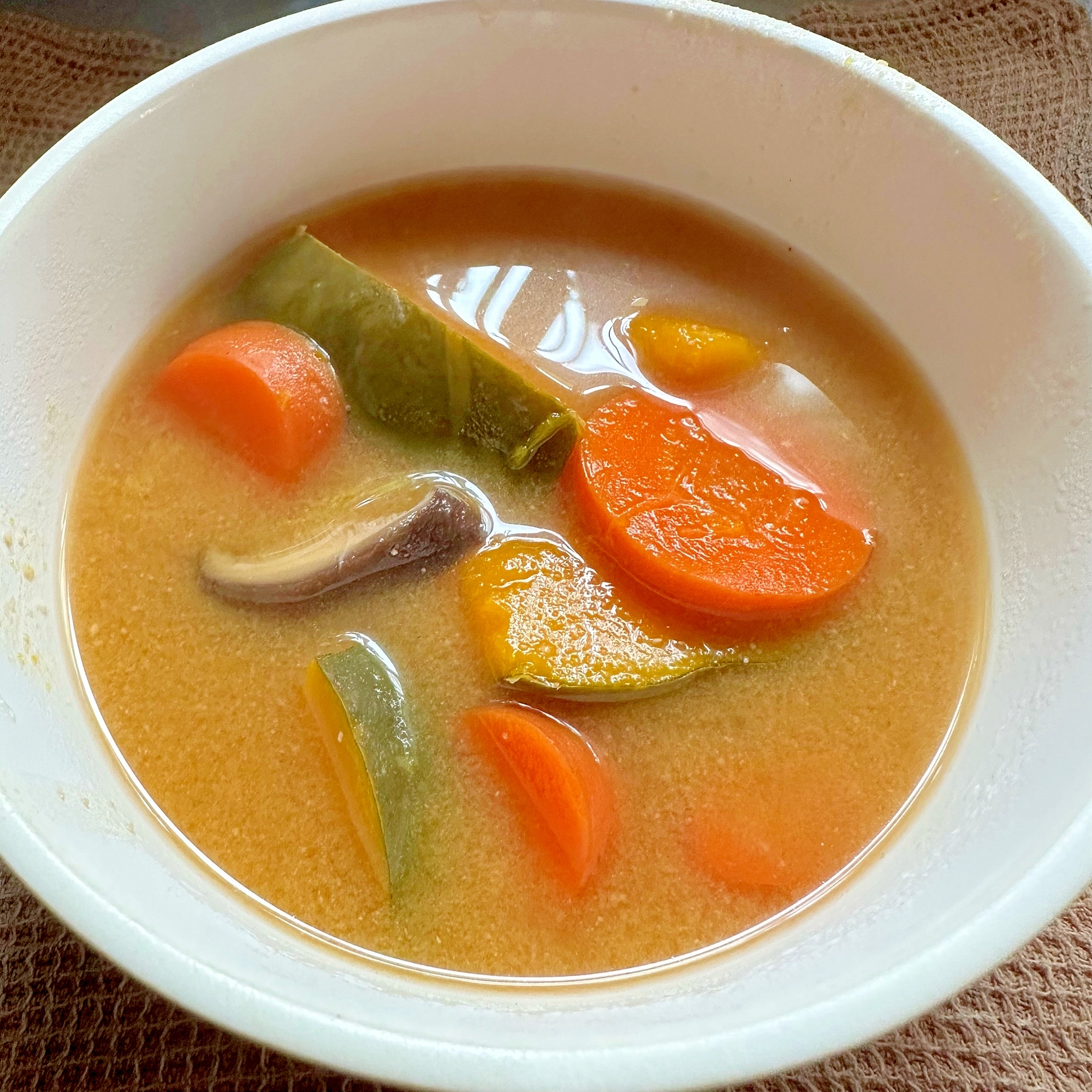 かぼちゃとにんじんの味噌汁+.。*゜