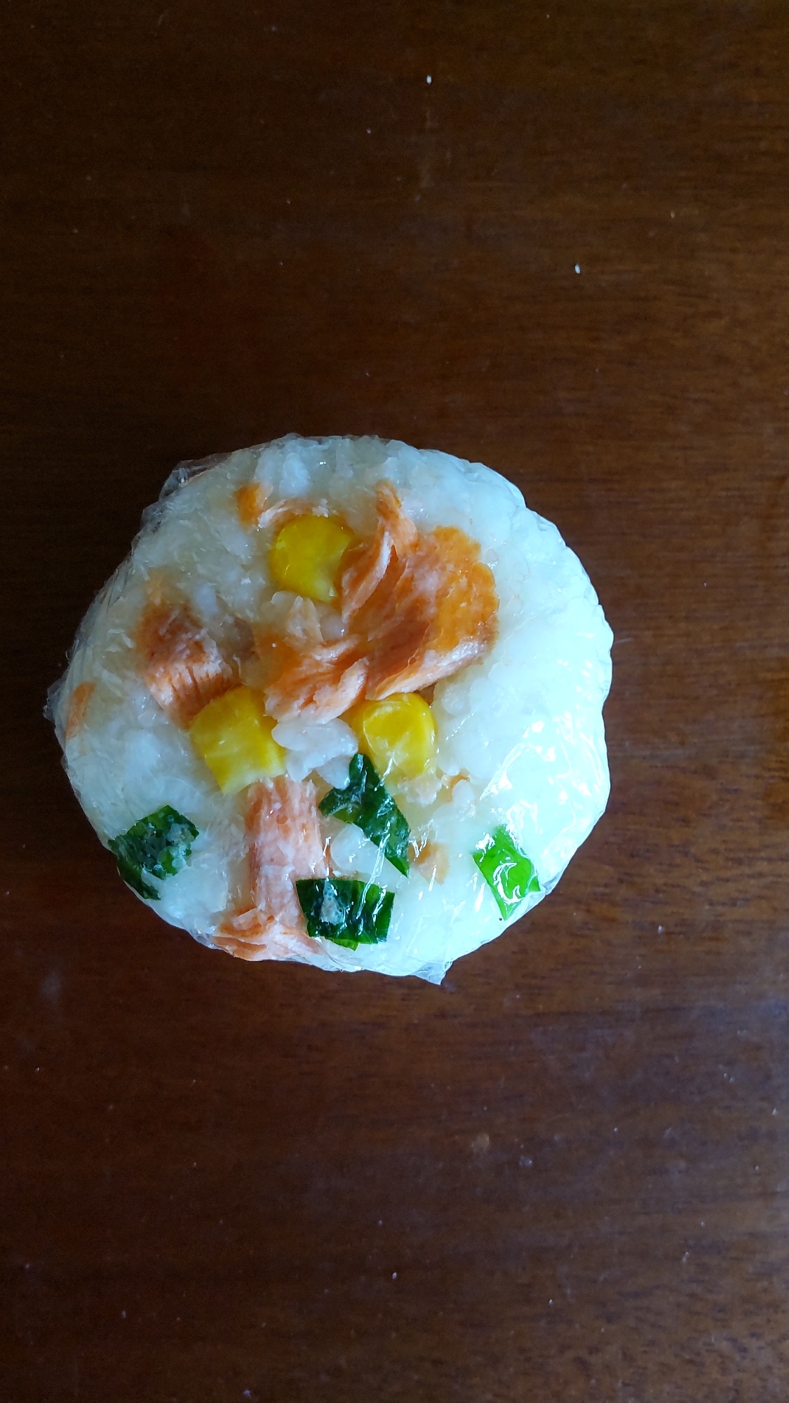 鮭とコーンのおにぎり