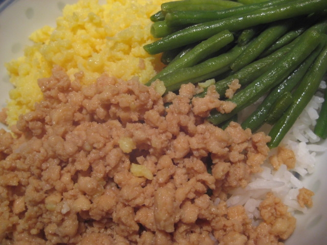 鶏そぼろで★三色丼