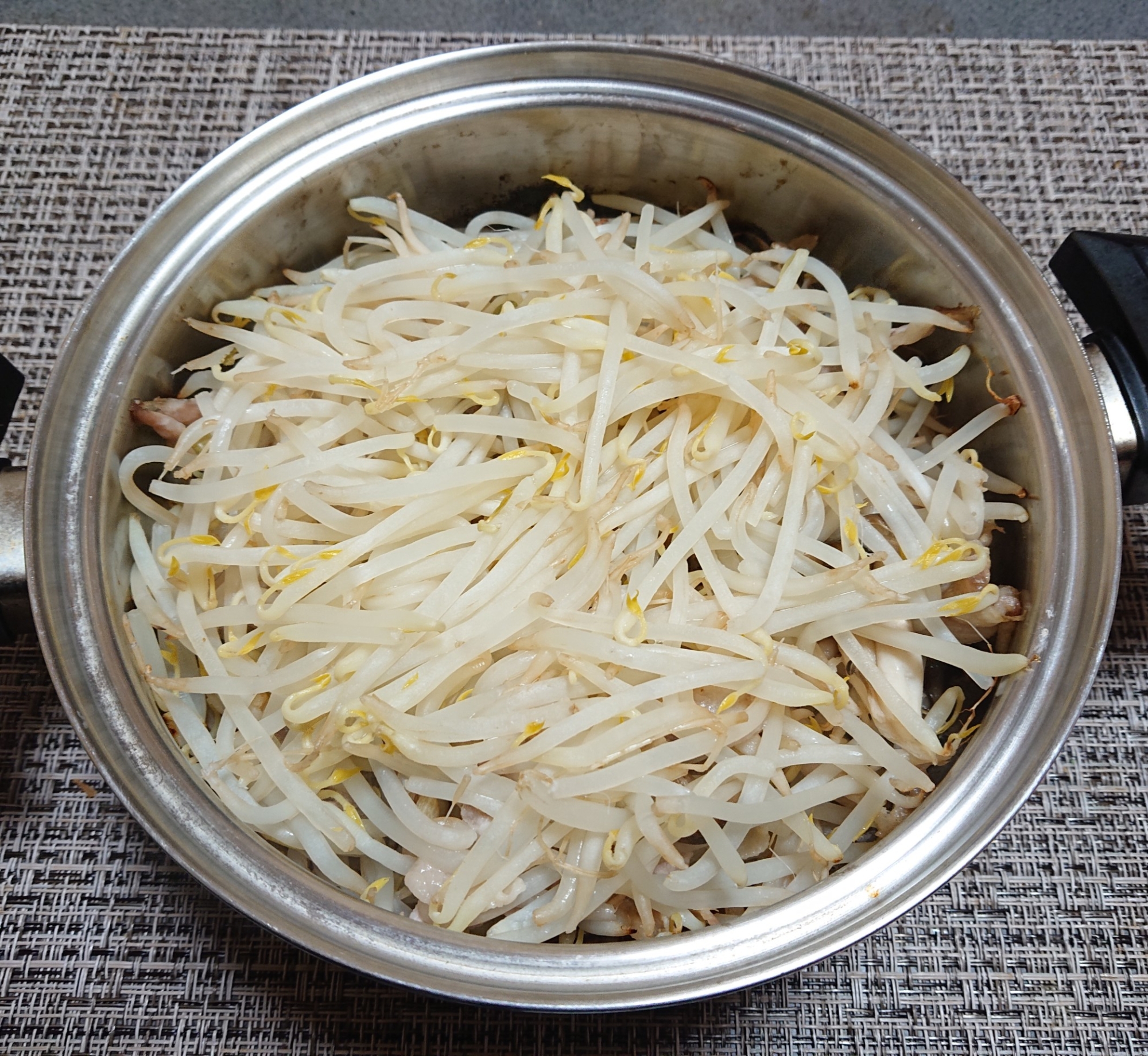 豚ともやしの酒蒸し鍋