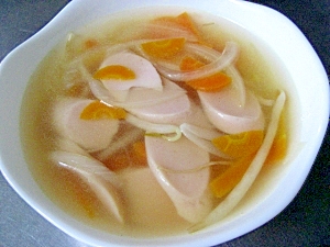 魚肉ソーセージでコンソメスープ