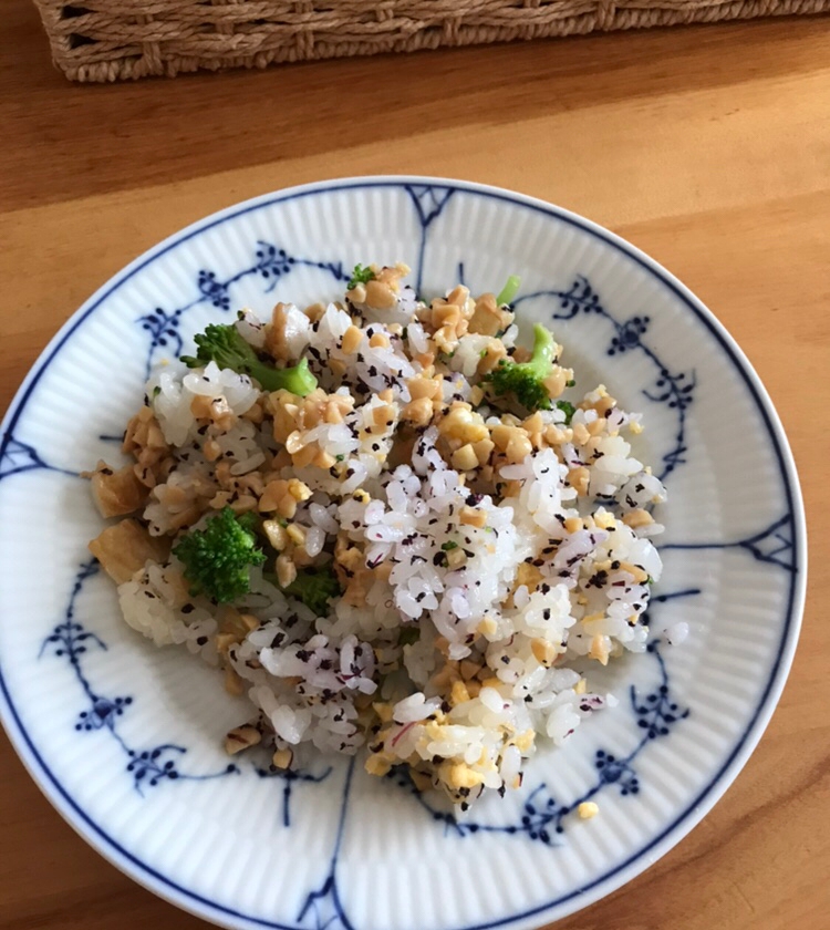 ブロッコリーとちくわのゆかり納豆チャーハン