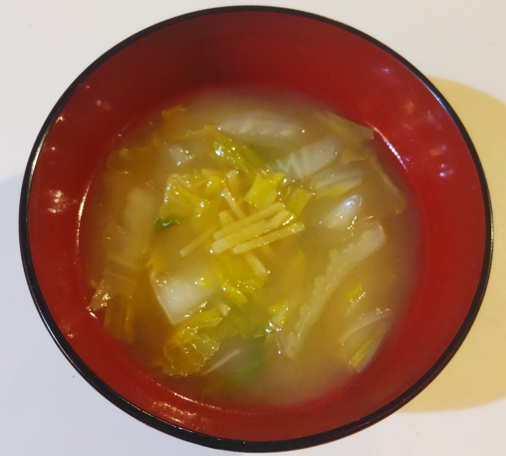 体がポカポカ温まる♪白菜と生姜の味噌汁