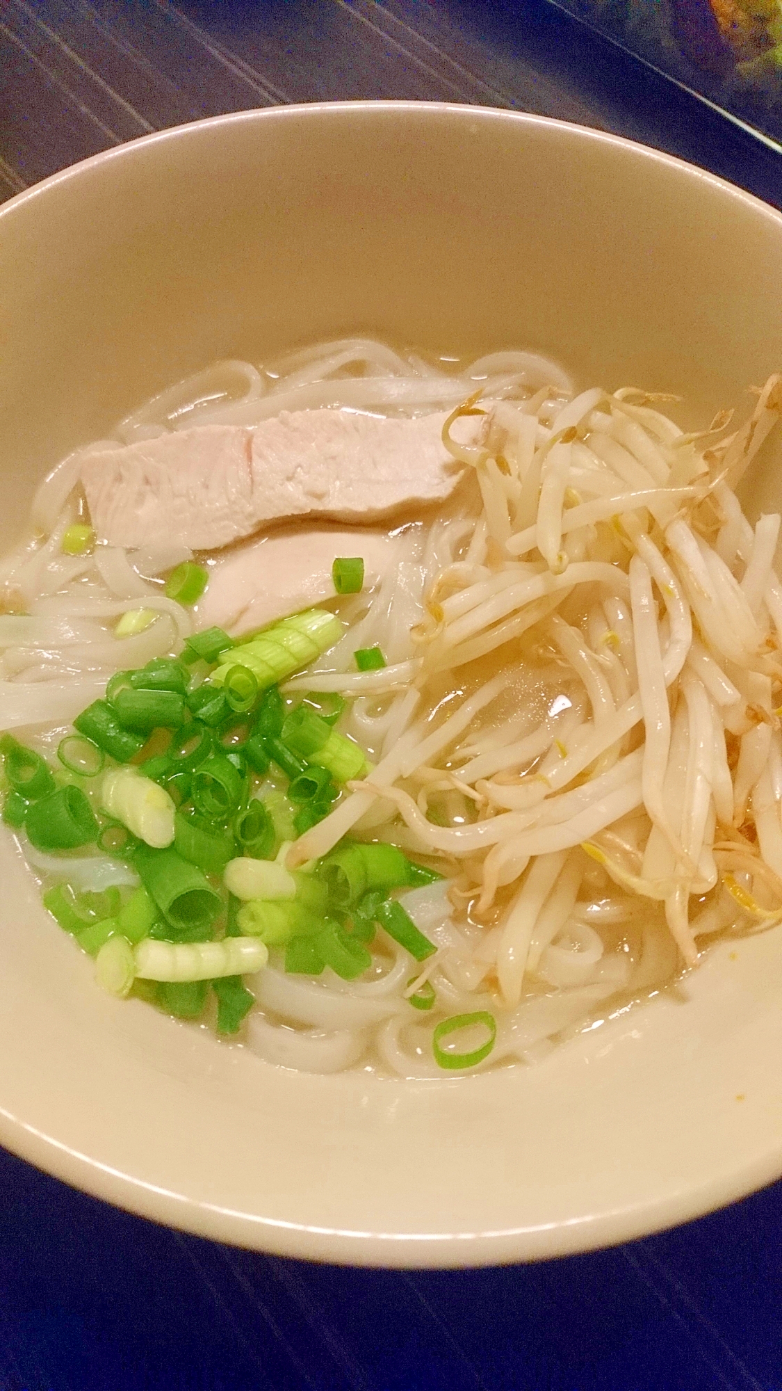 ダシダ入り!もやしと青ネギの鶏肉フォー