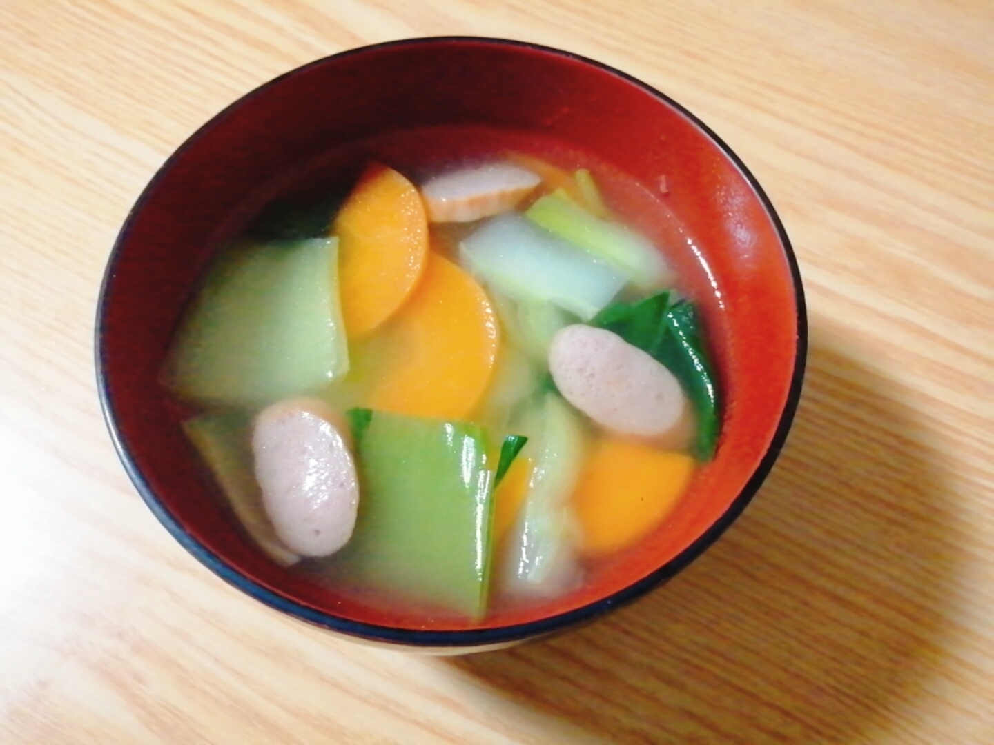 チンゲン菜と人参とウインナーの中華スープ