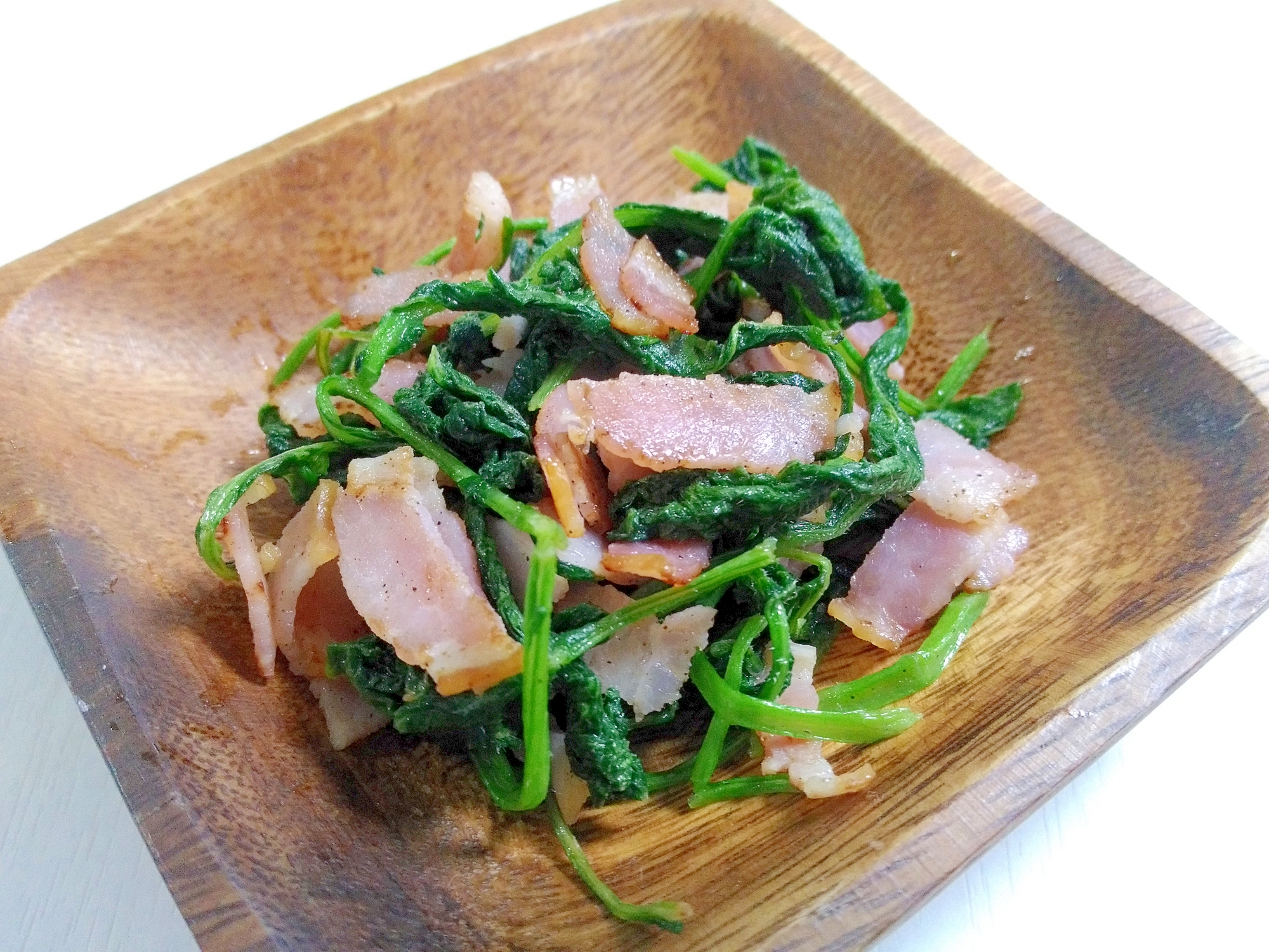 器に盛られたラディッシュの葉のベーコン炒め