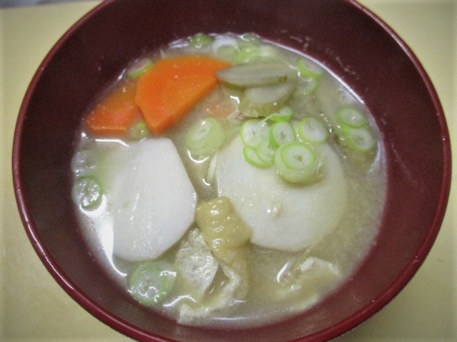 里芋・ごぼう・人参・油揚げの味噌汁