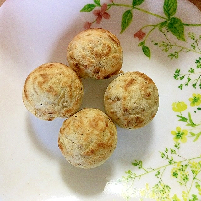 白い皿に盛られたたこ焼きみたいな焼きそばボール