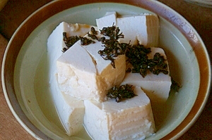 蒸し豆腐のしその実寄せ