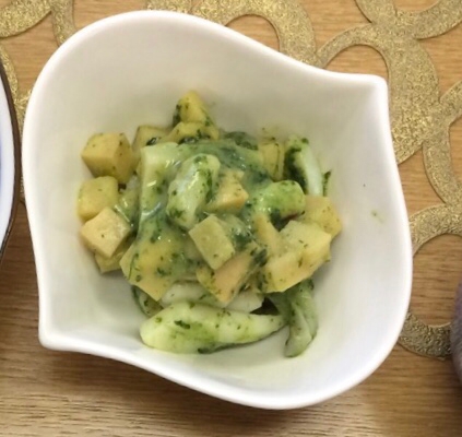 白い皿に盛られたイカとたけのこの木の芽味噌和え