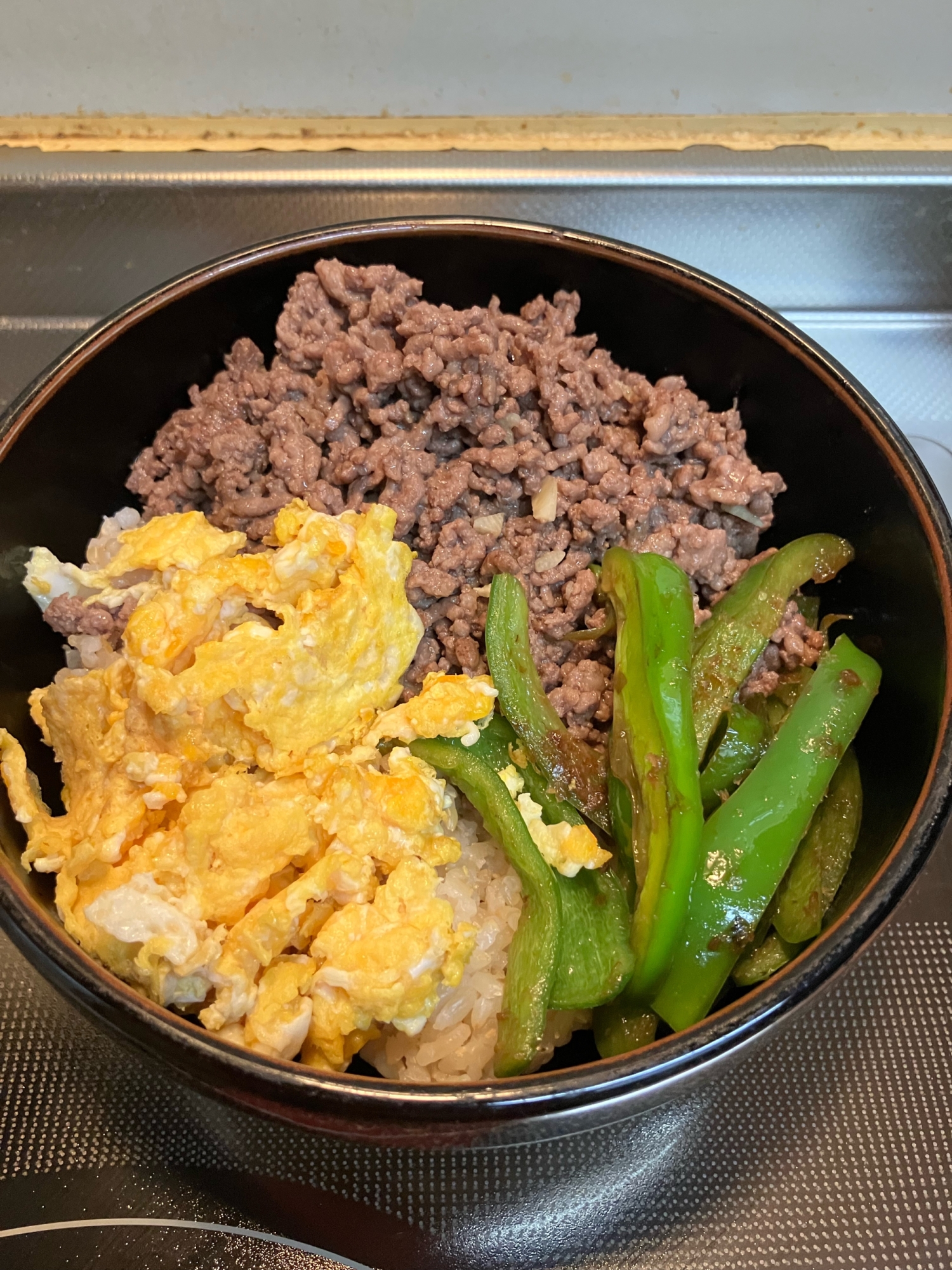 合い挽き肉とピーマンと炒り卵の三色そぼろ丼^_^