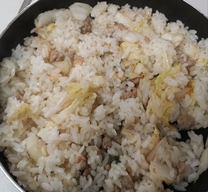 白菜と鶏ミンチの簡単チャーハン