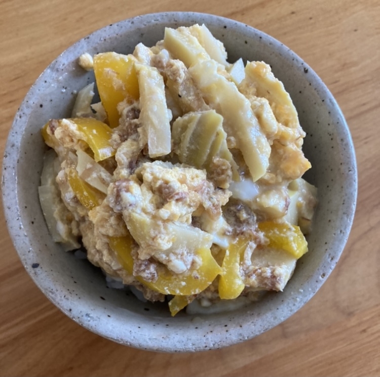 たけのことパプリカの卵とじ丼