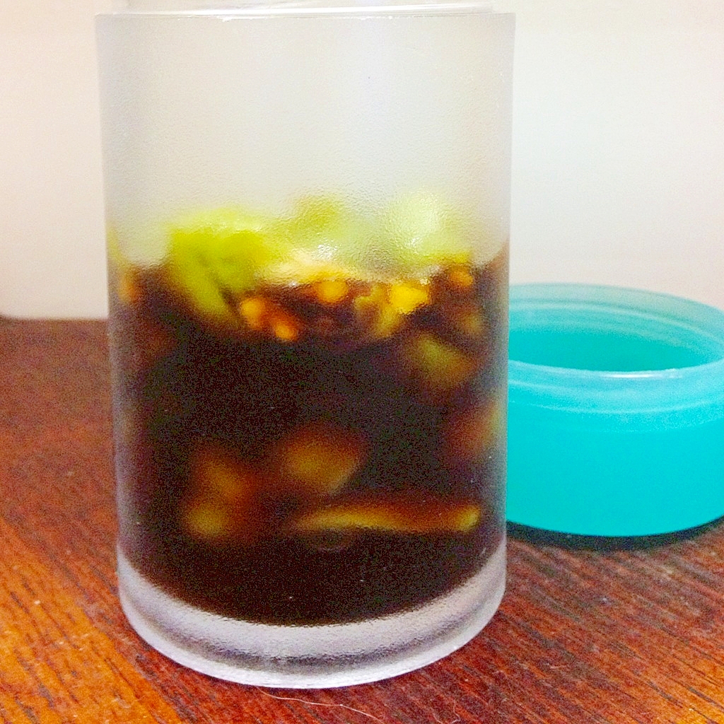 透明のボトルに入ったハバネロしょうゆ