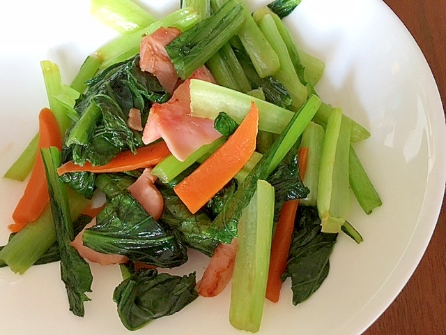 あるもの野菜で♪小松菜とニンジンとベーコンの炒め物