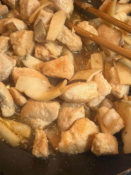 鶏肉、白菜、春菊、舞茸、しめじの生姜にんにく炒め