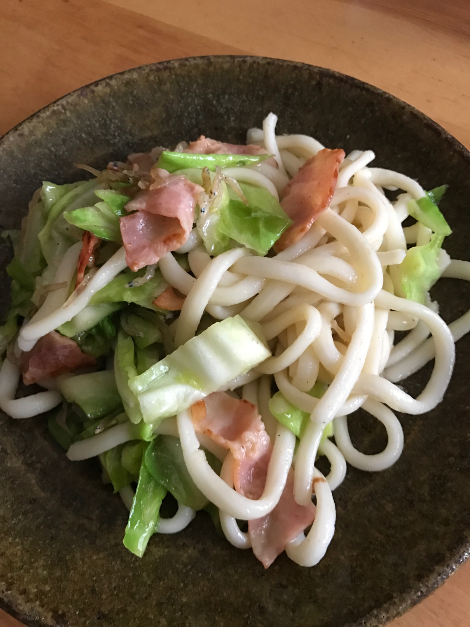 春キャベツとベーコン、ちりめんじゃこの焼きうどん