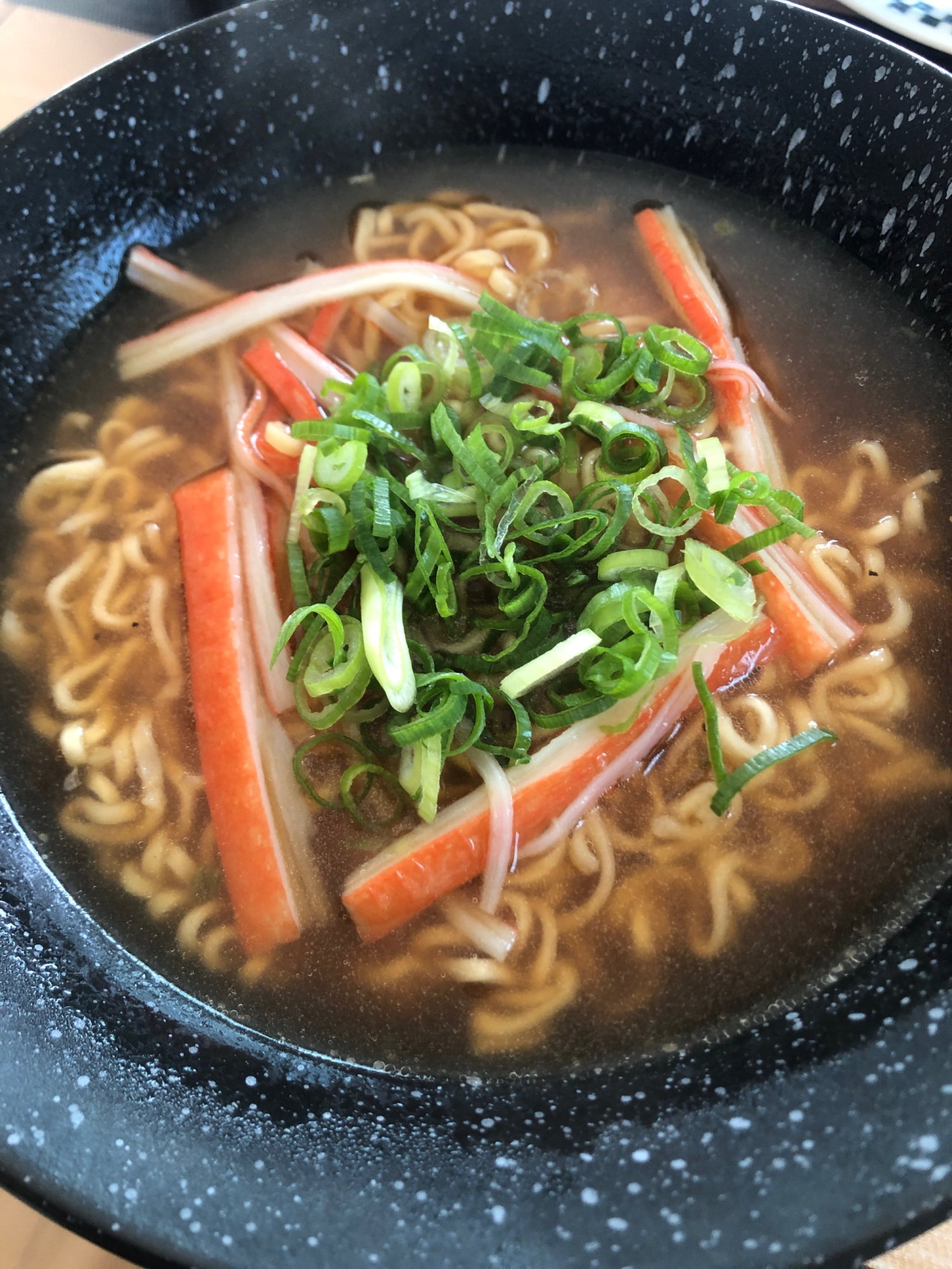 カニカマとネギの醤油ラーメン