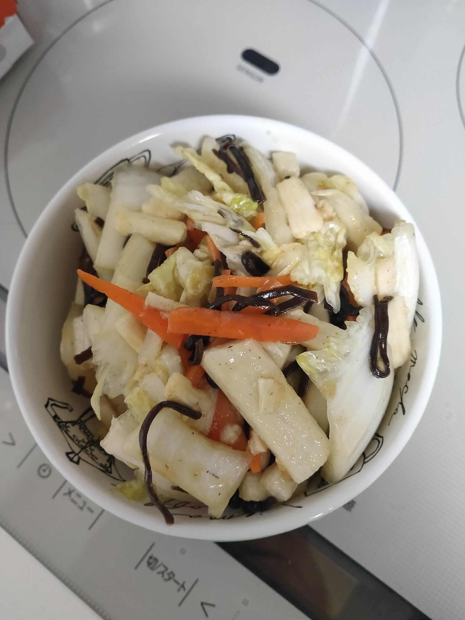 白い皿に盛られた、長芋と白菜の浅漬け風サラダ