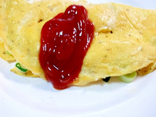 白い皿に盛られたネギチーズの卵巻き