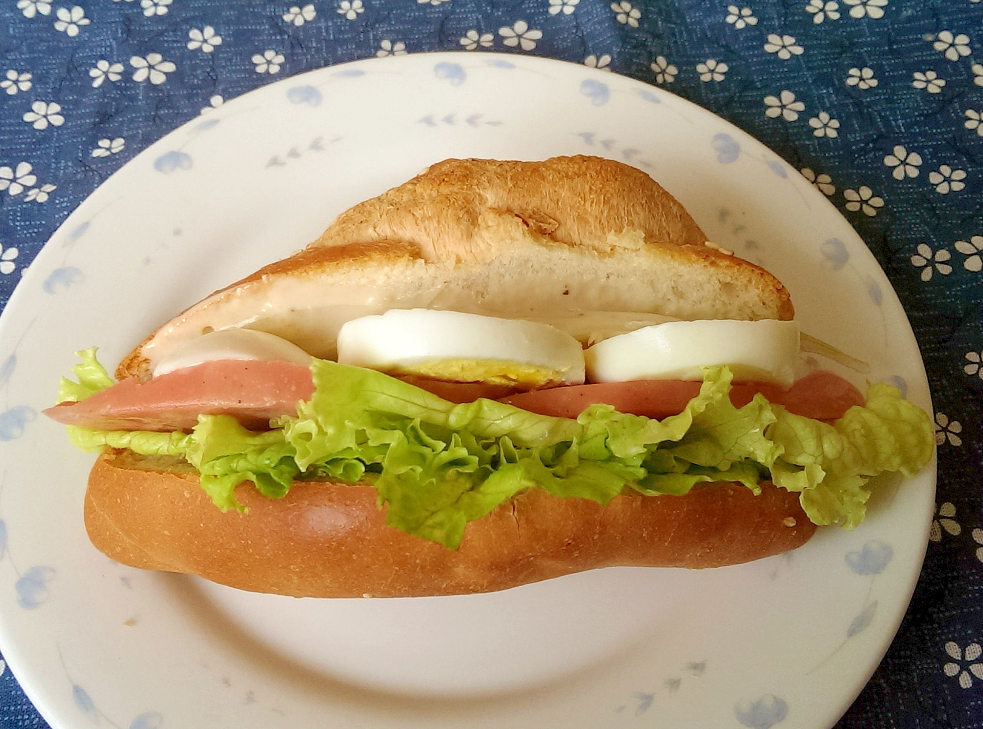 ハムとゆで卵と野菜のミニバゲットサンド