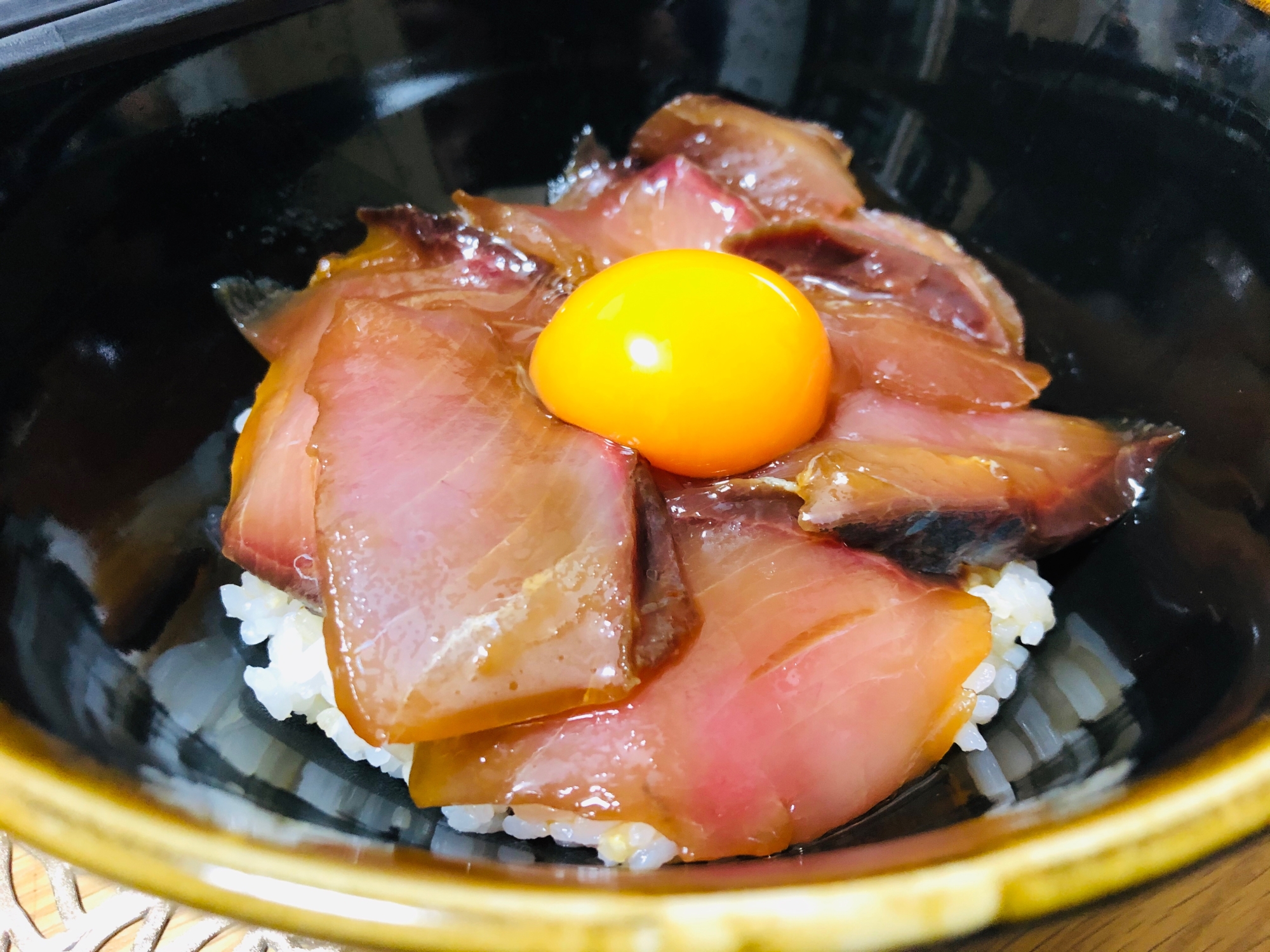 黄身乗せ漬けわらさ丼