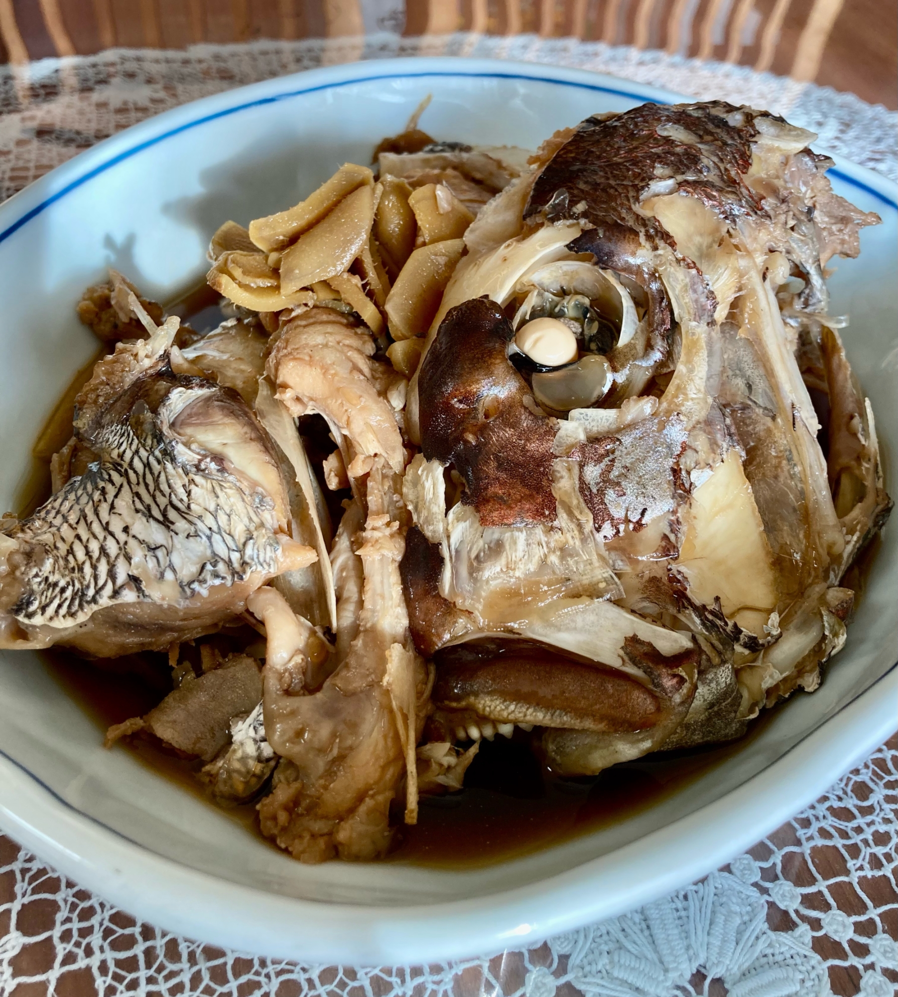 ぽってりと甘辛く煮つけて食べたい鯛の☆アラ煮