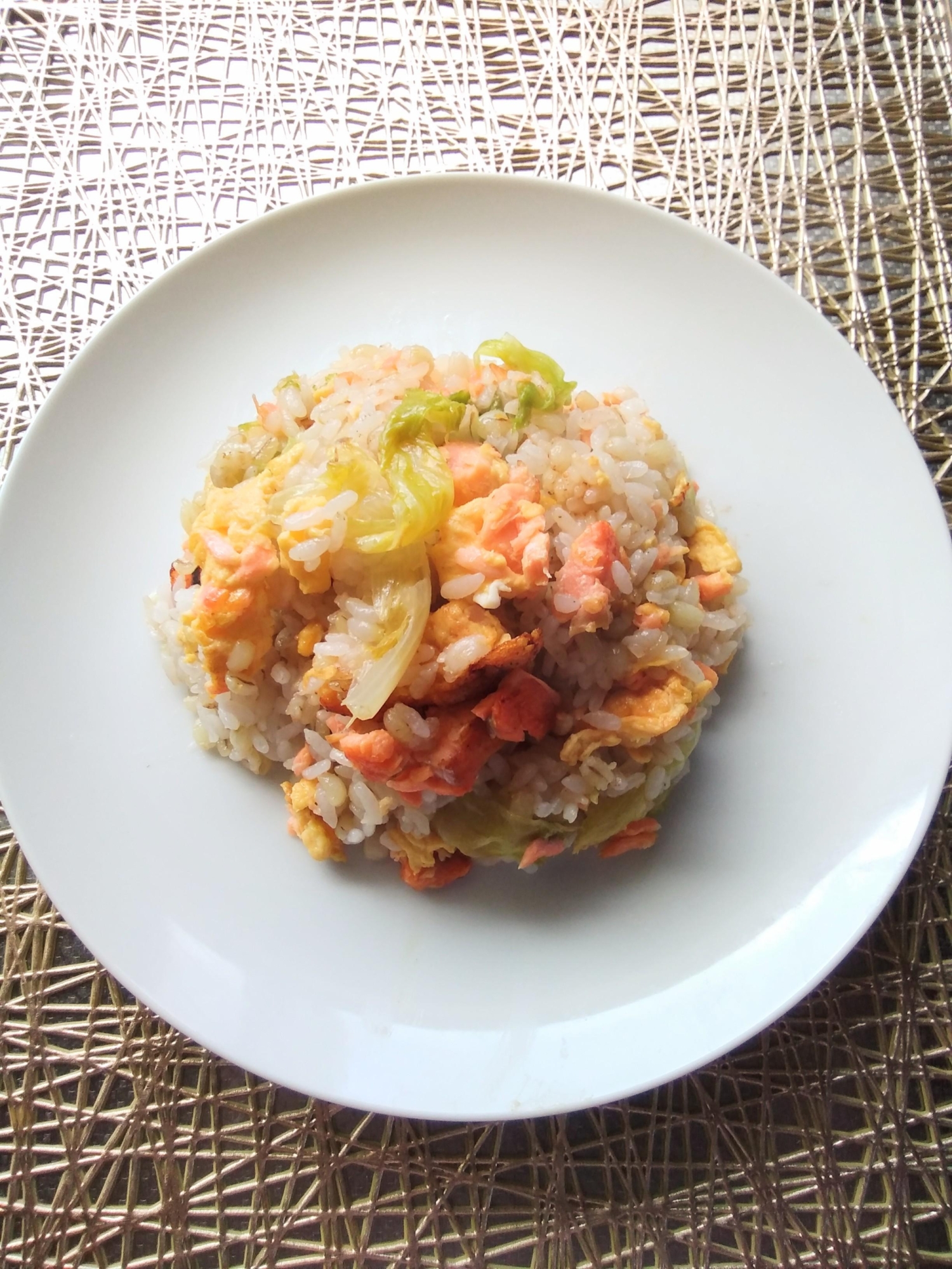 鮭とレタスと卵のもち麦チャーハン