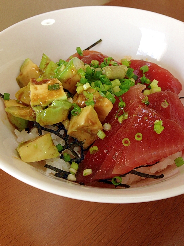 まぐろとアボカドの漬け丼