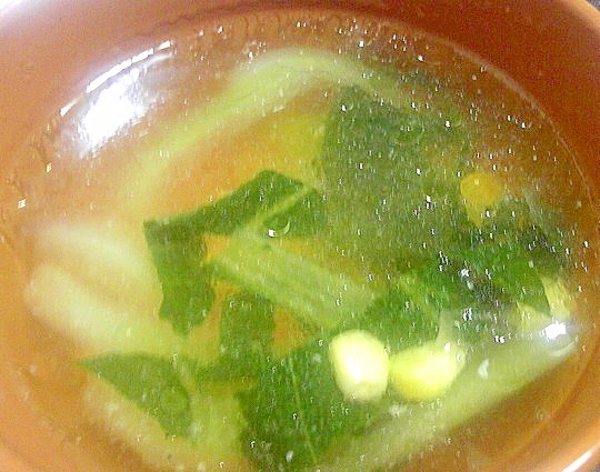 小松菜と茹で豆を入れた中華スープ