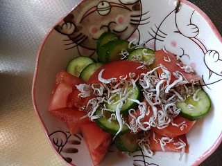 はじゃじゃさん♪朝食にトマトとしらすときゅうりのサラダいただきました(*^-^*)シラス入りでカルシウムもばっちりとれてとても美味しかったです♡素敵な午後を